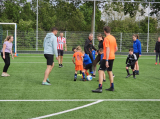 Laatste training S.K.N.W.K. JO7-1 (partijtje tegen de ouders) van maandag 27 mei 2024 (52/180)